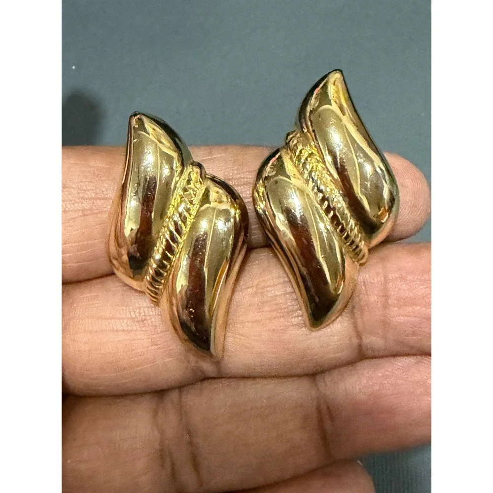 Clip On Earrings Puffy Hollow‎ Statement Gold Tone Vintage 80s Sculptural Chunky